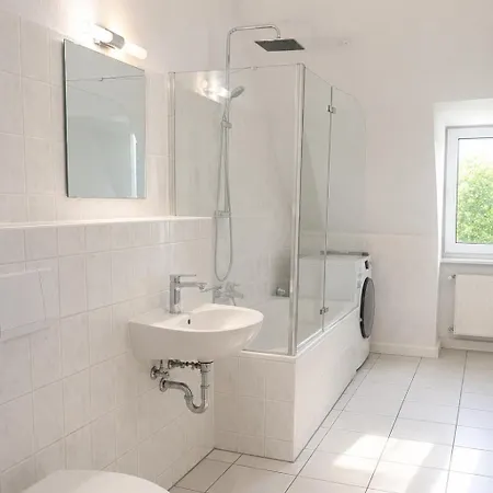 Quarto em Acomodações Particulares Charming Shared For Long-term Guests In *